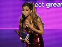 Penyanyi sekaligus aktris muda berbakat, Ariana Grande dinobatkan sebagai New Artist Of The Year. REUTERS/Mario Arzuoni.     
