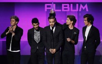 Boy band asal Inggris, One Direction berhasil mengantongi dua penghargaan yakni Favorite Pop/Rock Band, Duo or Group dan Favorite Pop/Rock Album. REUTERS/Mario Arzuoni.