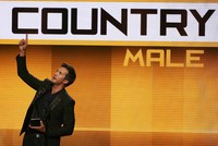 Penghargaan Favorite Country Male Artist diberikan kepada penyanyi country Luke Bryan. REUTERS/Lucy Nicholson.     