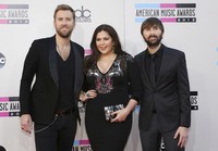 Grup musik country, Lady Antebellum menerima penghargaan Favorite Country Band, Duo or Group Artist. REUTERS/Mario Arzuoni.