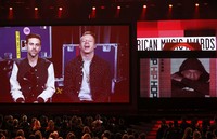 Meskipun tak hadir, Macklemore & Ryan Lewis sukses membawa pulang dua penghargaan sekaligus seperti, Favorite Rap/HIP-HOP Artist dan Favorite Rap/HIP-HOP Album. REUTERS/Lucy Nicholson.     
