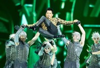 Aaron Kwok tampil penuh energi. (MAMA 2013)