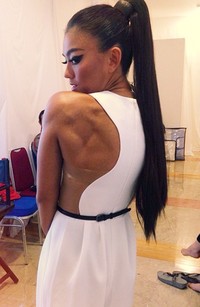 Agnes Monica memamerkan bagian tubuhnya yang kekar. (Instagram)