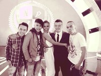 Agnes berpose dengan para dancer-nya. (Instagram)