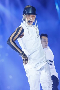 Topi dan rambut kepangannya itu menjadi ciri khas Taeyang di lagu 'Ringa Linga'. (MAMA 2013)