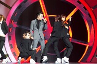 Seungri tampil maskulin saat menyanyikan 'Let's Talk About Love'. (MAMA 2013)