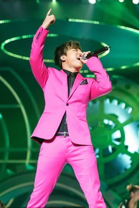Daesung tiba-tiba muncul di atas panggung dengan setelah berwarna shocking pink. (MAMA 2013)