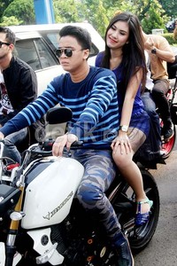 Billy membonceng Syahnaz. Gus Mun/detikHOT.