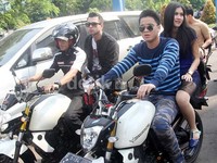 Keduanya pun tampil serasi mengenakan busana biru. Gus Mun/detikHOT.