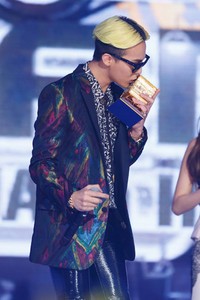 GD mencium penghargaan yang berhasil diraihnya. (MAMA 2013)