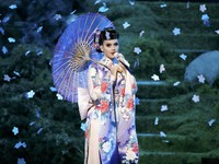 Ia tampil lengkap dengan kimono dan tatanan rambut bak gadis Jepang. REUTERS/Lucy Nicholson.