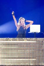 Aksi si Barbie Paris Hilton di Balik DJ Set