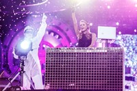     Beraksi sebagai DJ, Paris me-remix lagu G-Dragon 'Crooked' dan EXO 'Growl'. (MAMA 2013)