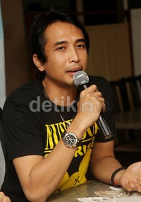 Gitaris grup band Padi itu mengatakan dirinya tidak mengetahui di mana sang istri berada. Gus Mun/detikHOT.