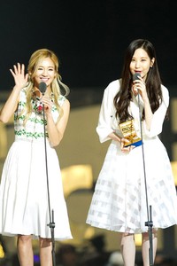 Hyoyeon dan Seohyun berseri-seri. (MAMA 2013)