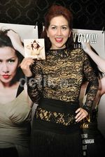 Venna Melinda Gandeng Pria Bule