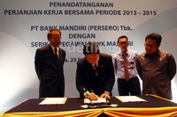 Direktur Utama Bank Mandiri Budi Gunadi Sadikin menandatangani perjanjian kerja bersama yang disaksikan Menteri Tenaga Kerja dan Transmigrasi Muhaimin Iskandar, Direktur Compliance & Human Capital Bank Mandiri Ogi Prastomiyono dan Ketua Umum Serikat Pegawai Bank Mandiri Andi Irfan Muis.