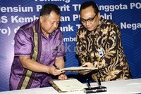 Dirut BTN Maryono (kanan) bertukar naskah dengan Dirut PT ASABRI (Persero) Adam R Damiri (kiri) saat penandatanganan kerjasama. Lamhot Aritonang/detikFoto.