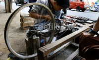 Ujang juga menyedian jasa servis cincin dan memolesnya hingga mengkilat cuma dengan merogoh kocek Rp 10.000 saja.