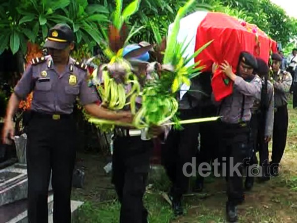 Polisi Polres Nganjuk yang Bunuh Diri Dimakamkan