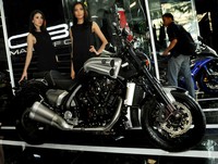 Dua orang model berpose dengan Yamaha VMAX. Motor ini harganya paling mahal dibandingkan tiga CBU lainnya yang akan dijual Yamaha, banderolnya Rp 500 juta. (dok Yamaha).