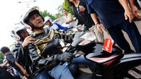 Giring memacu motornya.