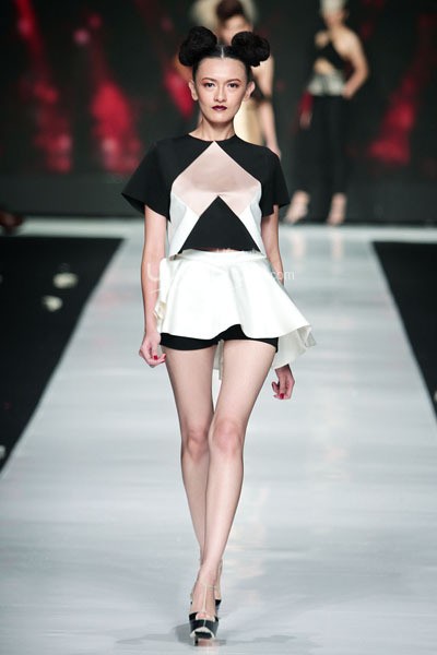 Jakarta, Indonesia - 23 Oktober. Peggy Hartanto Quantum. Hair Do Nick Malenko It Girl of Fashion Loreal. Jakarta Fashion Week 2014. at Senayan City. 23 Oktober 2013. Jakarta. [Foto: Mohammad Abduh/Wolipop]