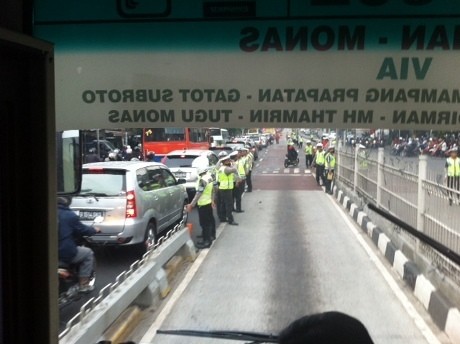 Dijaga Puluhan Polisi, Busway Depan Pasar Mampang Steril