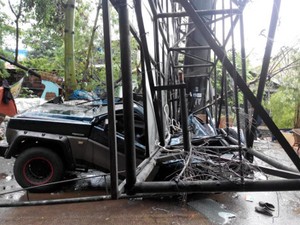 Tertimpa Tiang Reklame di Tanjung Priok, Mobil Ini Jadi Gepeng