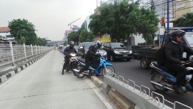 Aneka Tingkah Polah Penerobos Busway yang Takut Kena Razia