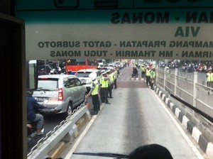Dijaga Puluhan Polisi, Busway Depan Pasar Mampang Steril
