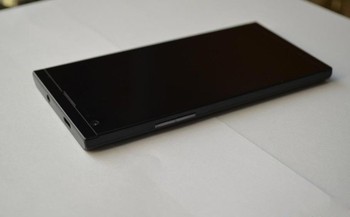 Bagian layarnya pun tak mengecewakan, karena telah mengandalkan resolusi full HD (1920x1080 pixel) dan dilindungi oleh lapisan Corning teranyar Gorilla Glass 3. (kredit foto: gizmochina)