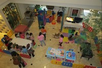 Di depan Bogor Cafe, mendadak berubah menjadi tempat permainan anak-anak. Ada kolam bola, meja-meja dan bangku kecil serta aneka permainan (Fitraya/detikTravel)