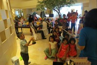 Acara dimulai dengan melukis tangan atau wajah, mereka pun bisa menggambar, bermain ayunan atau kolam bola. Kemudian bersama-sama mereka menyaksikan pertunjukan sulap (Fitraya/detikTravel)