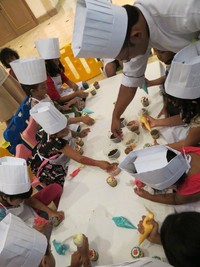 Tibalah saatnya cooking class bersama chef sungguhan dari Hotel Borobudur. Chef de Cuisine Hotel Borobudur, Nurhadi mengajari anak-anak membuat cupcake (Fitraya/detikTravel)