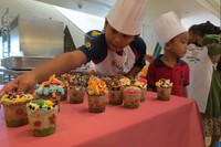 Koki-koki cilik diberi apron dan topi koki. Mereka begitu semangat membentuk dan menghias cupcake (Fitraya/detikTravel)