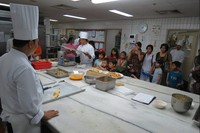Keseruan Family Weekend Gateway ditambah lagi dengan acara Kitchen Tour. Mereka bisa melihat koki memanggang roti. Senampan pizza mini serta bolu sudah menanti mereka (Fitraya/detikTravel)
