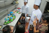Anak-anak berbaris sepasang-sepasang mengikuti chef ke ruang masak. Setelah itu mereka bisa melihat Chocolate Room yang suhunya -7 derajat Celcius (Fitraya/detikTravel)