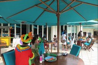 Tur diakhiri di Restoran Singosari di tepi kolam renang dengan es krim, bakso dan french fries. Wah, senangnya! (Fitraya/detikTravel)