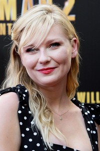 Kirtsen Dunst menyentuh dress hitam-putihnya dengan lipstik merah menyala. Mark Metcalfe/Getty Images.