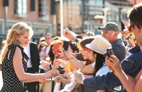 Bintang 'Melancholia' itu sempat memberikan tanda tangannya kepada para penggemarnya. Mark Metcalfe/Getty Images.