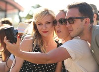 Bahkan, ia juga terlihat berfoto bersama fans. Mark Metcalfe/Getty Images.