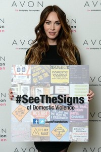 Megan memamerkan kehamilannya saat menghadiri kampanye #SeeTheSigns yang diadakan untuk melawan kekerasan terhadap perempuan. Acara peluncuran kampanye ini diadakan di Morgan Library & Museum, New York City, Kamis (21/11/2013).  (Photo by Dimitrios Kambouris/Getty Images for Avon)