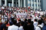 Dokter se-Makassar Demo di Kejati Sulsel