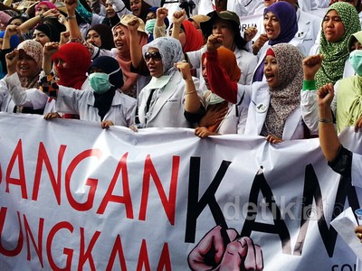 Dokter se-Makassar Demo di Kejati Sulsel