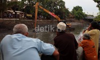 Pekerja dengan menggunakan alat berat melakukan pengerukan Kali Cipinang, Jakarta Timur, Selasa (26/11/2013).