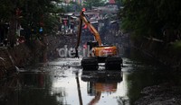 Pemprov DKI Jakarta terus melakukan pengerukan atau normalisasi di beberapa kali atau sungai.
