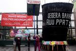 PRT Demo DPR Sambil Bawa Ember dan Kain Pel