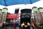 PRT Demo DPR Sambil Bawa Ember dan Kain Pel