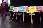 PRT Demo DPR Sambil Bawa Ember dan Kain Pel